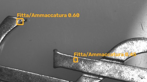 Due anomalie su componenti metallici, classificate come Fitta/Ammaccatura con punteggi 0.60 e 0.45.
