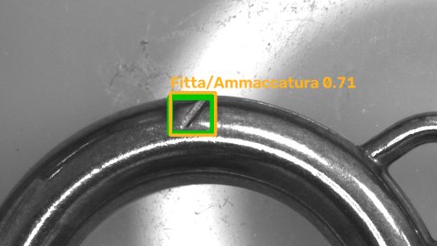 Anomalia sul bordo di un componente metallico circolare, classificata come Fitta/Ammaccatura con punteggio 0.71.